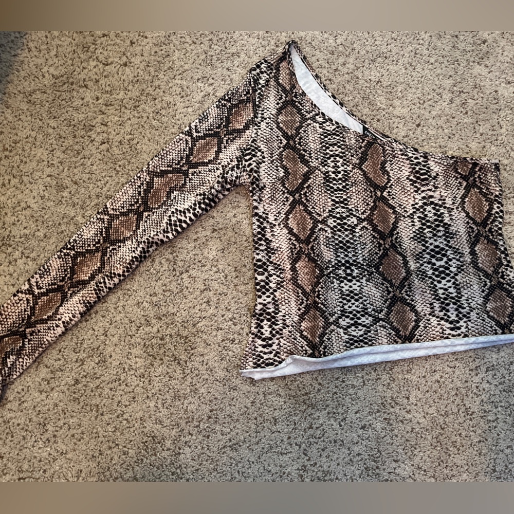 SheIn Animal Print One Sleeve Crop Top
